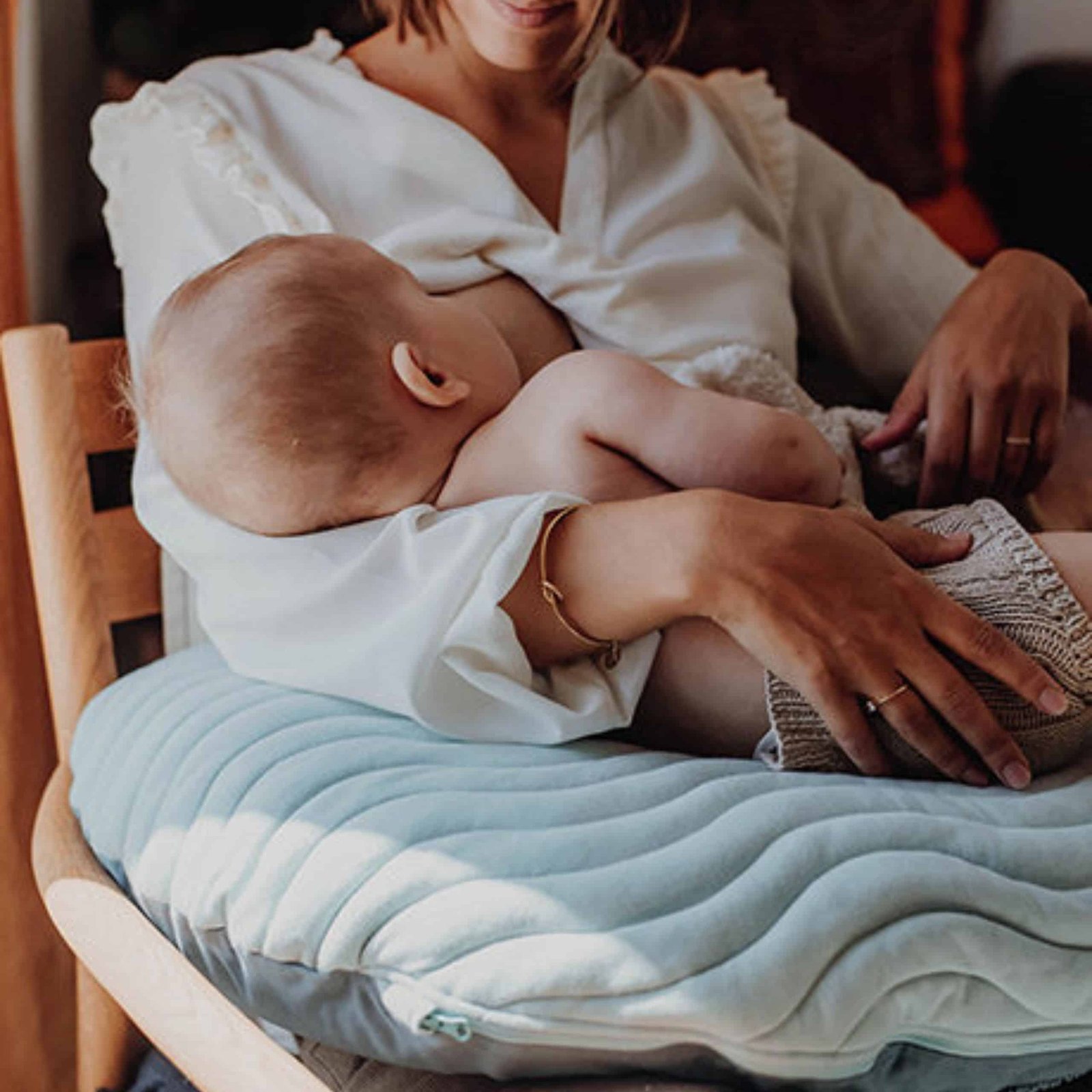 mumade coussin allaitement femme allaitante