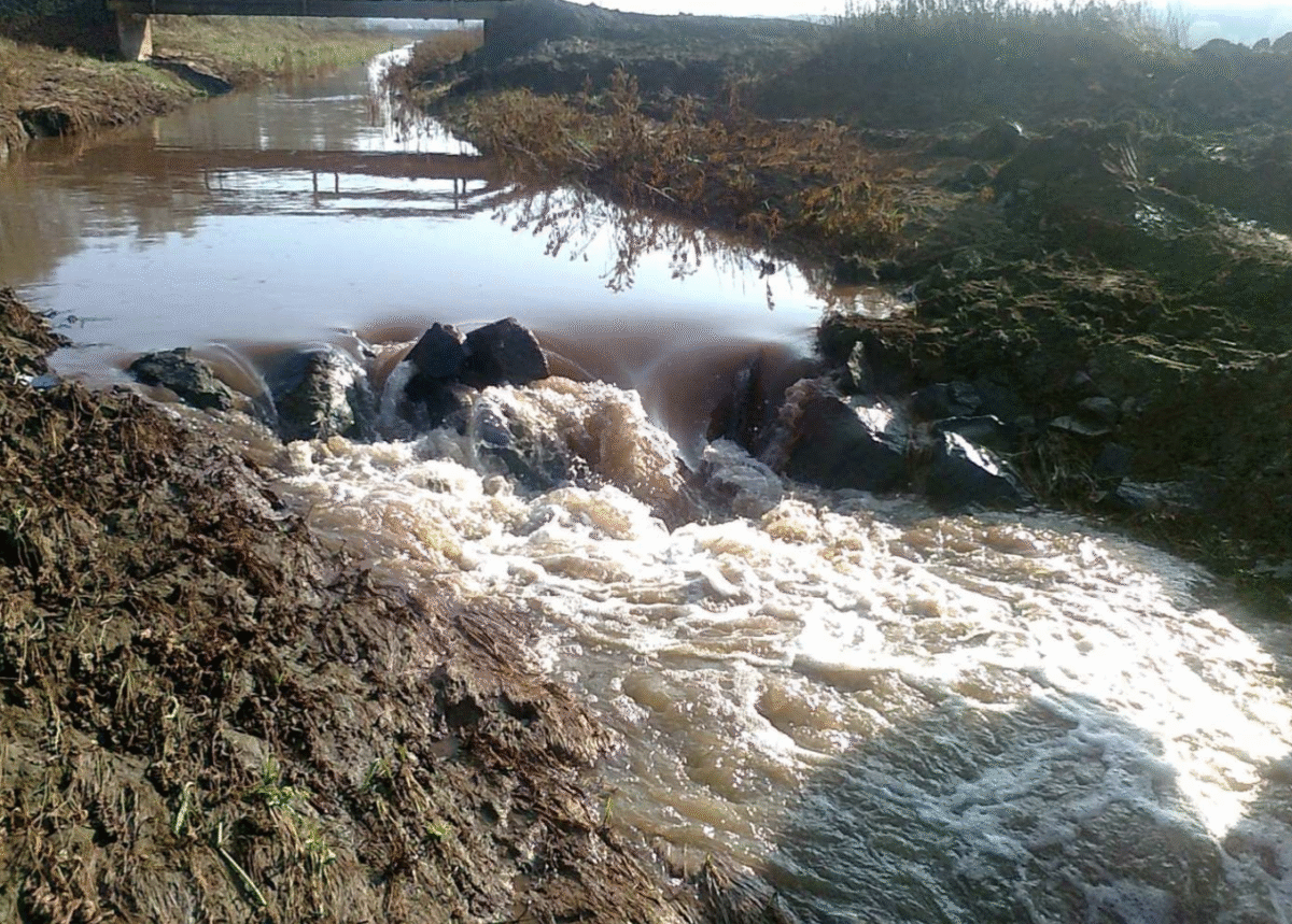 Rivière polluée par l'aluminium